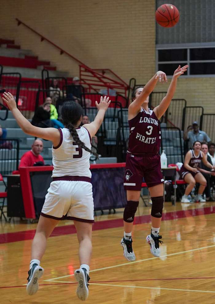 mathis-london-girls-basketball-playoffs00031